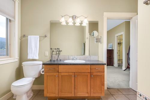 516 Middleton Way, Coldstream, BC - Indoor Photo Showing Bathroom