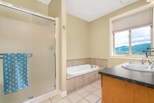 516 Middleton Way, Coldstream, BC - Indoor Photo Showing Bathroom