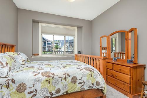 516 Middleton Way, Coldstream, BC - Indoor Photo Showing Bedroom