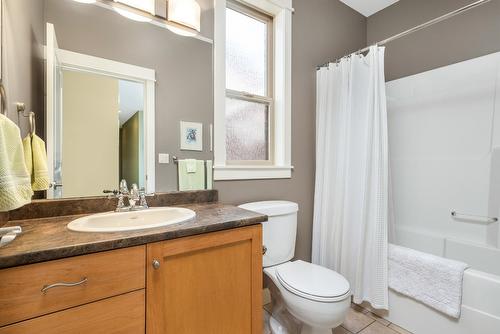 516 Middleton Way, Coldstream, BC - Indoor Photo Showing Bathroom