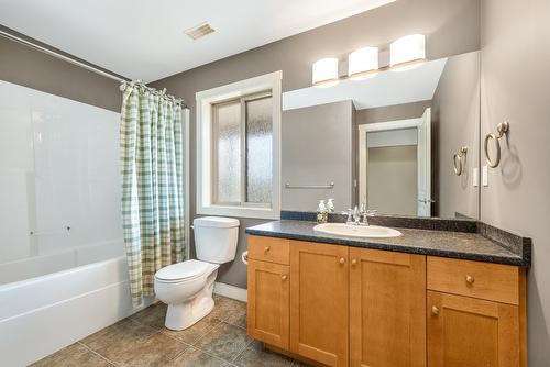 516 Middleton Way, Coldstream, BC - Indoor Photo Showing Bathroom