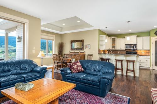 516 Middleton Way, Coldstream, BC - Indoor Photo Showing Living Room