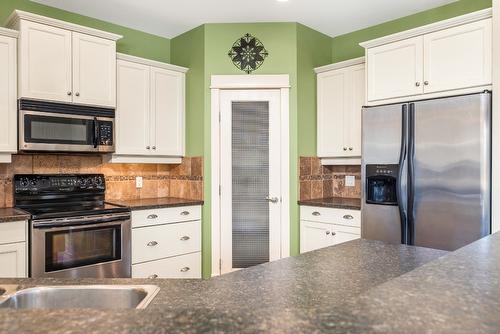 516 Middleton Way, Coldstream, BC - Indoor Photo Showing Kitchen