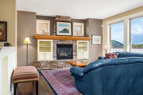 516 Middleton Way, Coldstream, BC - Indoor Photo Showing Living Room With Fireplace