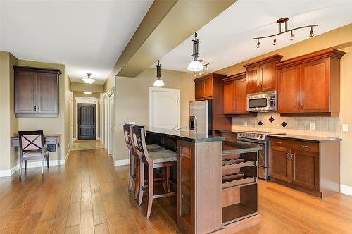 108-4350 Ponderosa Drive, Peachland, BC - Indoor Photo Showing Kitchen