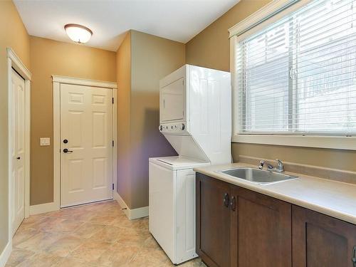 108-4350 Ponderosa Drive, Peachland, BC - Indoor Photo Showing Laundry Room
