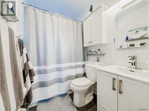 214 Georgina Ave, Temiskaming Shores, ON - Indoor Photo Showing Bathroom