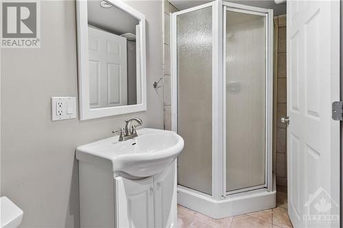 2097 Honeywell Avenue, Ottawa, ON - Indoor Photo Showing Bathroom