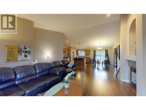 2854 Auburn Road, West Kelowna, BC - Indoor Photo Showing Living Room