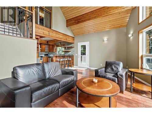 7889 Gardiner Road, Anglemont, BC - Indoor Photo Showing Living Room