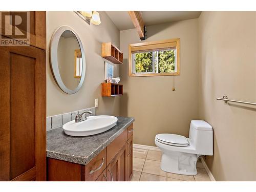 7889 Gardiner Road, Anglemont, BC - Indoor Photo Showing Bathroom