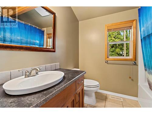7889 Gardiner Road, Anglemont, BC - Indoor Photo Showing Bathroom
