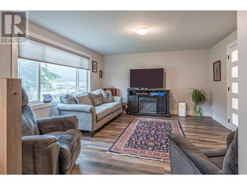 6449 97 Highway, Falkland, BC - Indoor Photo Showing Living Room