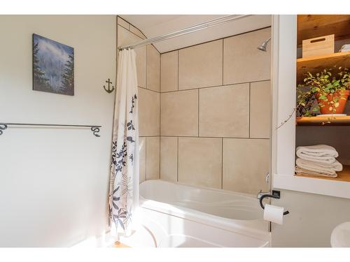 3210 Pass Creek Road, Castlegar, BC - Indoor Photo Showing Bathroom
