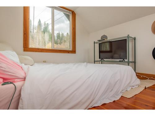 3210 Pass Creek Road, Castlegar, BC - Indoor Photo Showing Bedroom