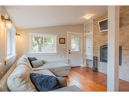 3210 Pass Creek Road, Castlegar, BC - Indoor Photo Showing Living Room