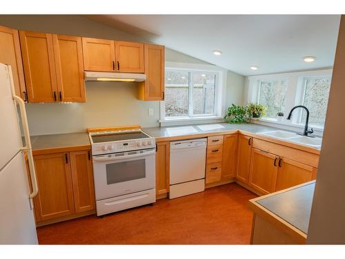 3210 Pass Creek Road, Castlegar, BC - Indoor Photo Showing Kitchen