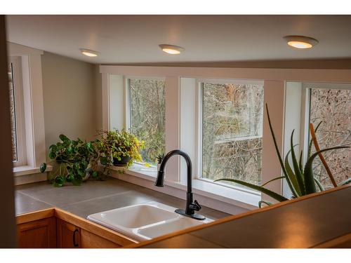 3210 Pass Creek Road, Castlegar, BC - Indoor Photo Showing Kitchen With Double Sink