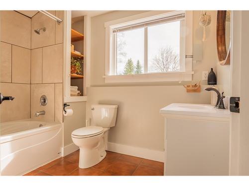 3210 Pass Creek Road, Castlegar, BC - Indoor Photo Showing Bathroom