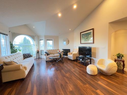 17Xxx 0 Avenue, Surrey, BC - Indoor Photo Showing Living Room