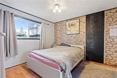 16 Lockview Crescent, St. Catharines, ON - Indoor Photo Showing Bedroom