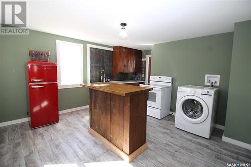 224 Front Street, Eastend, SK - Indoor Photo Showing Laundry Room