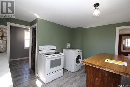 224 Front Street, Eastend, SK - Indoor Photo Showing Laundry Room