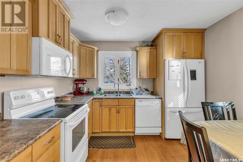 418 Mcmaster Crescent, Saskatoon, SK - Indoor Photo Showing Kitchen With Double Sink