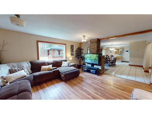 4701 Goat River Road N, Creston, BC - Indoor Photo Showing Living Room