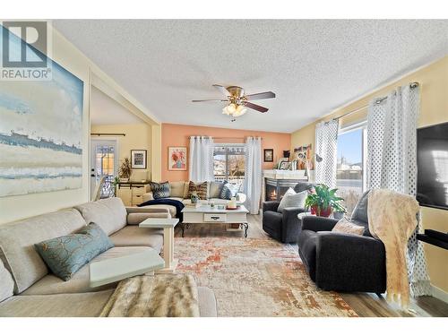 2932 Buckley Road Unit# #100, Sorrento, BC - Indoor Photo Showing Living Room