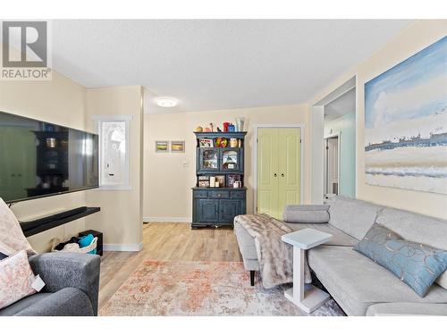 2932 Buckley Road Unit# #100, Sorrento, BC - Indoor Photo Showing Living Room
