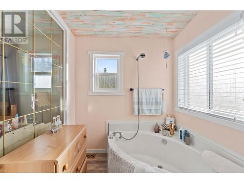 2932 Buckley Road Unit# #100, Sorrento, BC - Indoor Photo Showing Bathroom