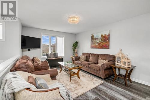 2418 Duneshill, Windsor, ON - Indoor Photo Showing Living Room