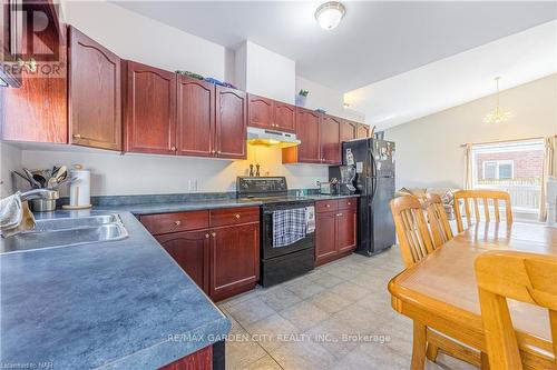 269 Winterberry Boulevard, Thorold, ON - Indoor Photo Showing Kitchen With Double Sink
