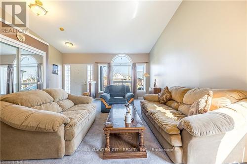 269 Winterberry Blvd, Thorold, ON - Indoor Photo Showing Living Room