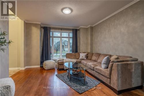 152 Central Avenue, Grimsby, ON - Indoor Photo Showing Living Room