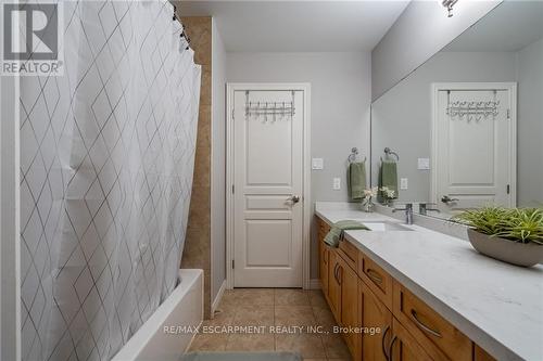 152 Central Avenue, Grimsby, ON - Indoor Photo Showing Bathroom