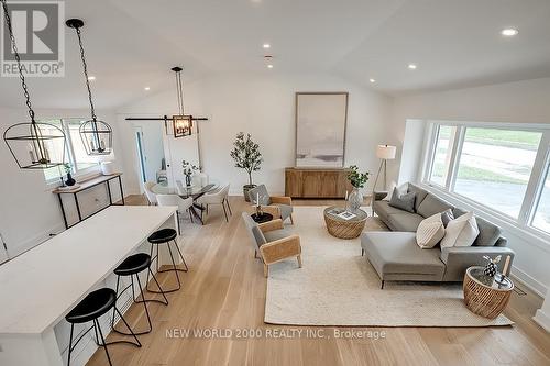 3453 Spruce Ave, Burlington, ON - Indoor Photo Showing Living Room