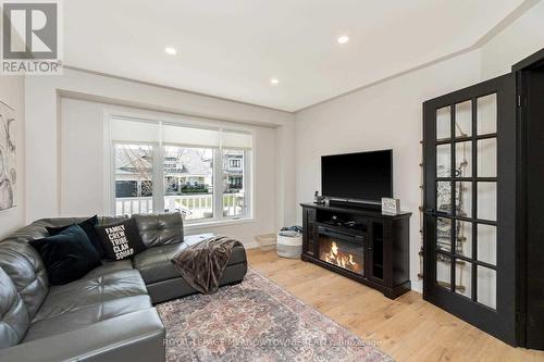 25 Somerville Rd, Halton Hills, ON - Indoor Photo Showing Living Room
