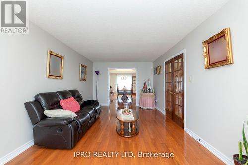 40 O'Hara Place, Brampton, ON - Indoor Photo Showing Living Room