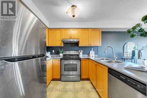 374 Rannie Rd, Newmarket, ON - Indoor Photo Showing Kitchen With Double Sink