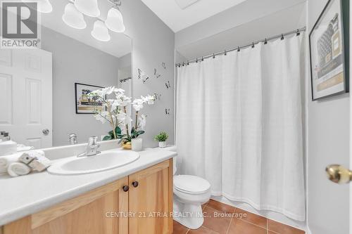 374 Rannie Rd, Newmarket, ON - Indoor Photo Showing Bathroom