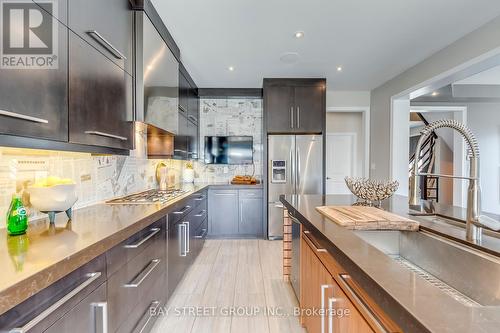 131 Riding Mountain Dr, Richmond Hill, ON - Indoor Photo Showing Kitchen With Upgraded Kitchen