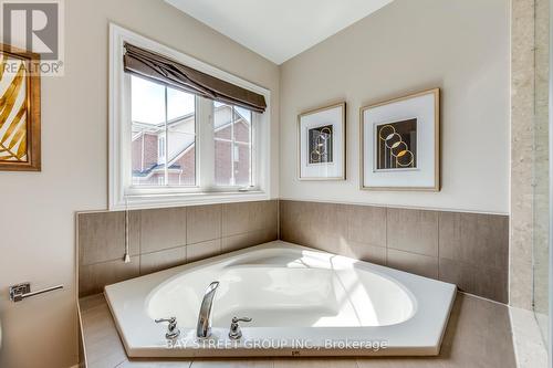 131 Riding Mountain Dr, Richmond Hill, ON - Indoor Photo Showing Bathroom