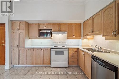 #114 -2506 Rutherford Rd, Vaughan, ON - Indoor Photo Showing Kitchen With Double Sink