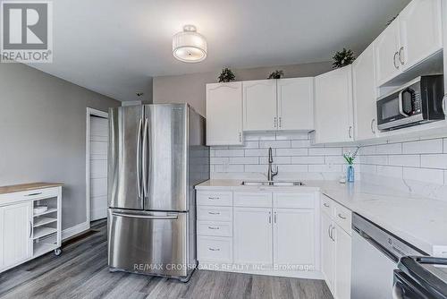 5 Durham St, Ajax, ON - Indoor Photo Showing Kitchen With Upgraded Kitchen