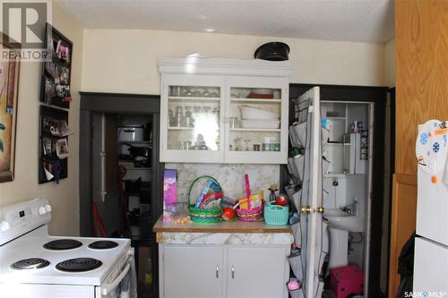 834 6Th Avenue Nw, Moose Jaw, SK - Indoor Photo Showing Kitchen