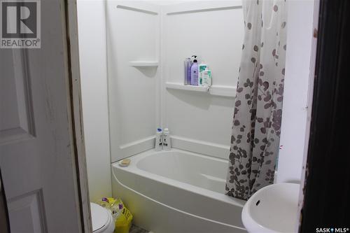 834 6Th Avenue Nw, Moose Jaw, SK - Indoor Photo Showing Bathroom