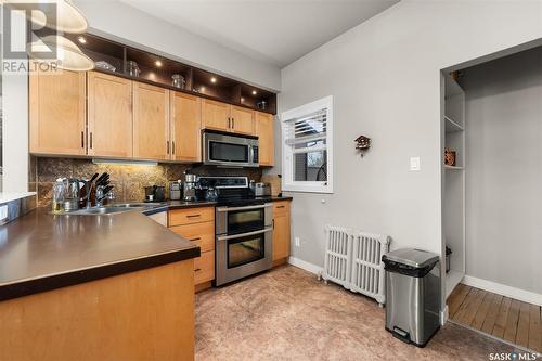 645 Hochelaga Street W, Moose Jaw, SK - Indoor Photo Showing Kitchen With Double Sink