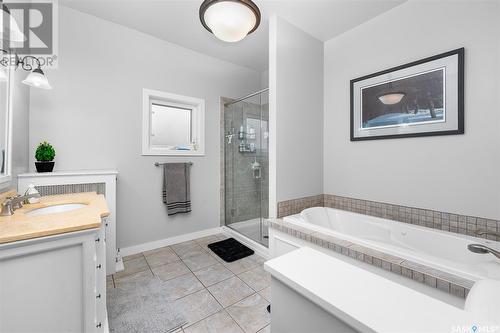 645 Hochelaga Street W, Moose Jaw, SK - Indoor Photo Showing Bathroom